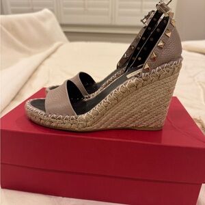 Valentino Rockstud Wedge Sandals - Poudre - 38/8